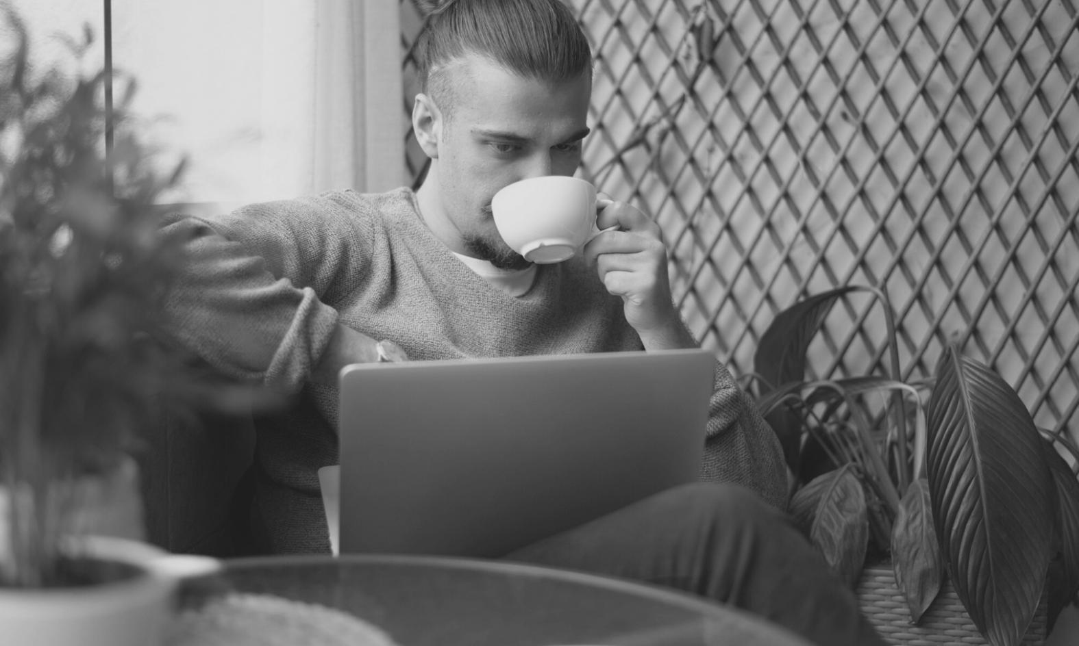 Teilnehmer arbeiten gemeinsam an digitalen Projekten