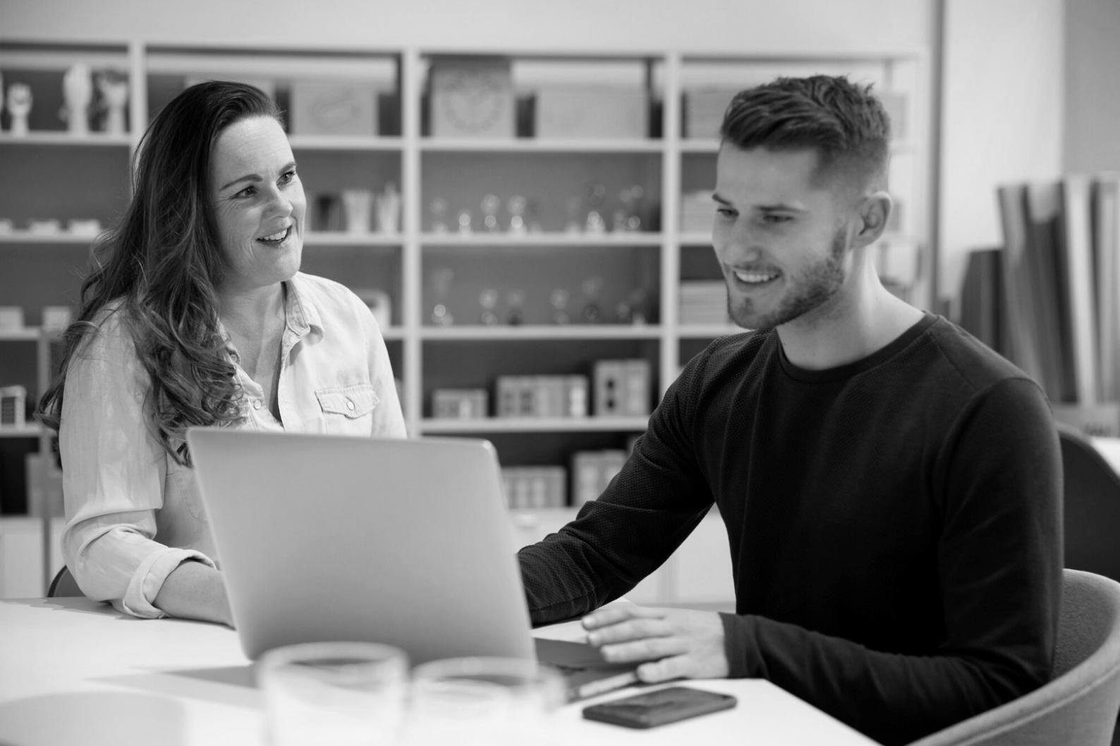 Teilnehmer bei der praktischen Arbeit während eines Workshops